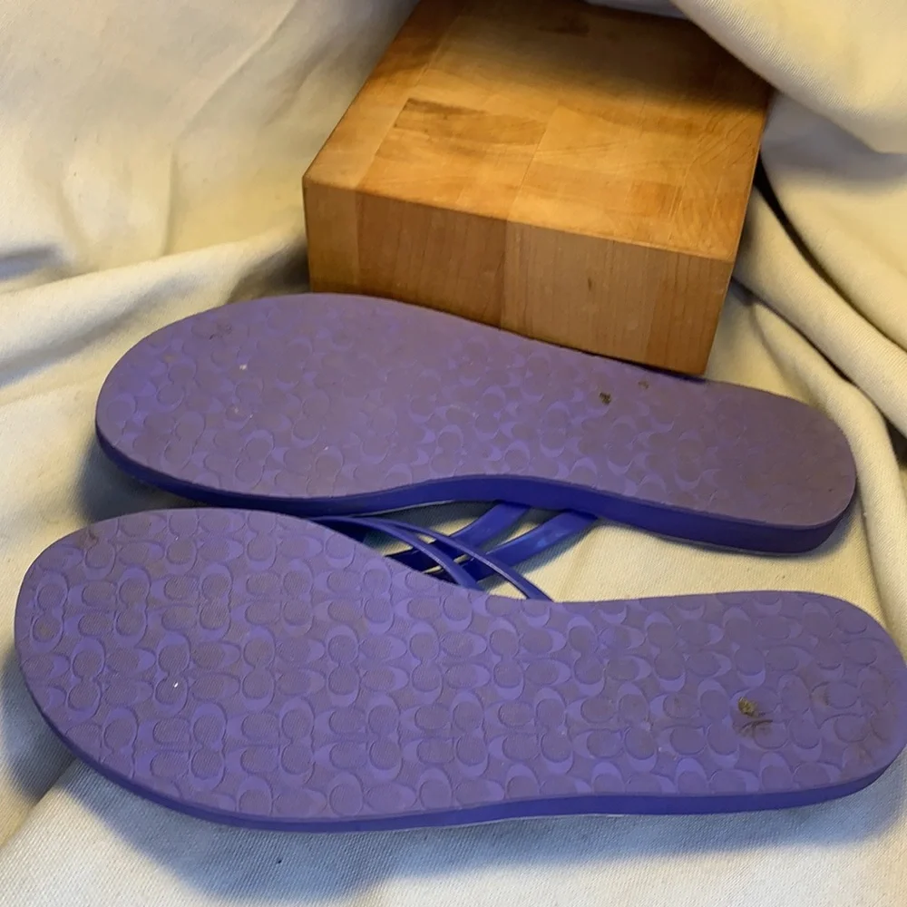 Coach almost NEW thong flip flops w/iconic logo